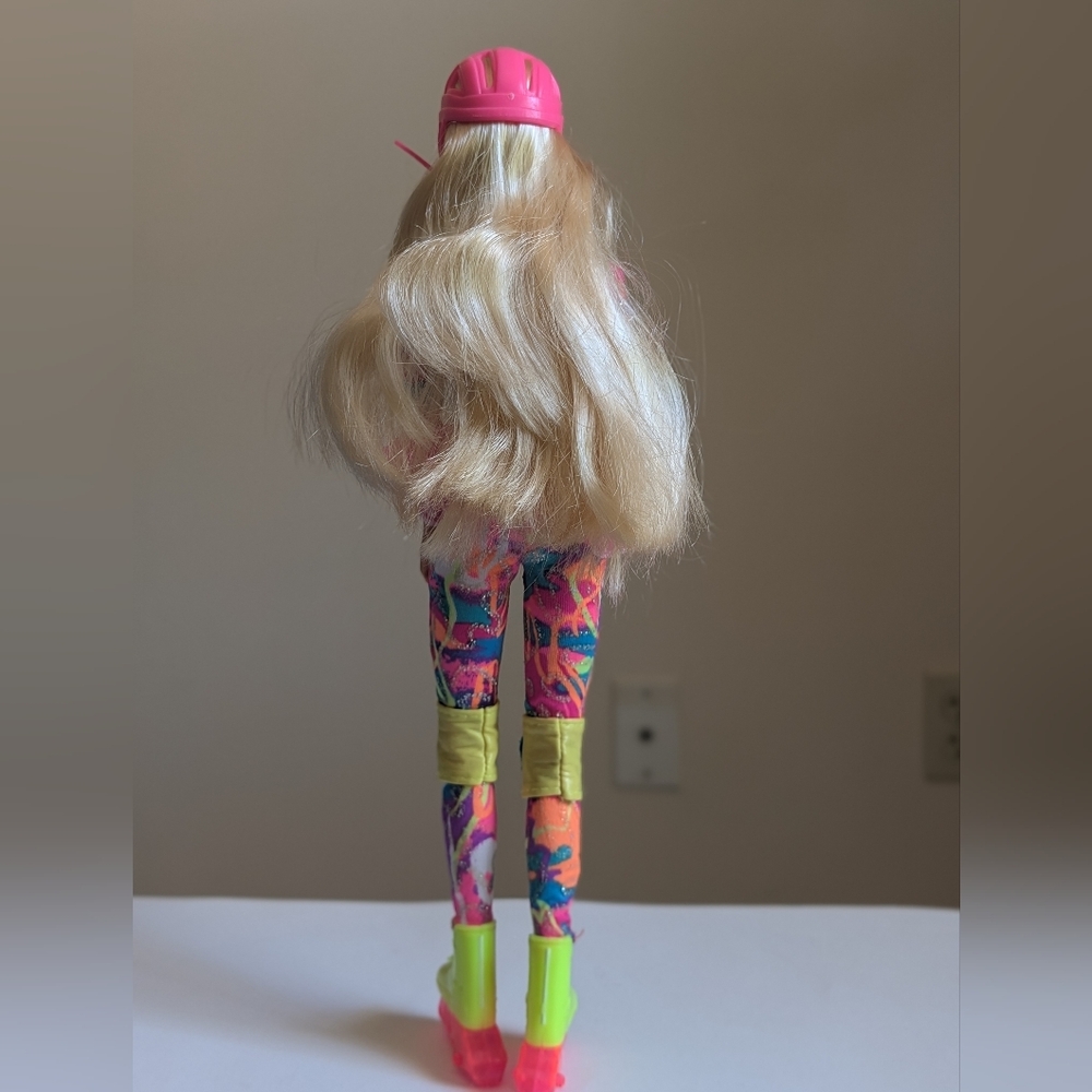 vintage 1994 Hot Skatin Barbie - Picture 2 of 12